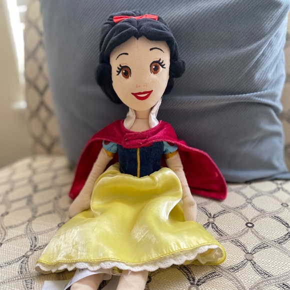 Disney Other - Disney store Snow White plush doll